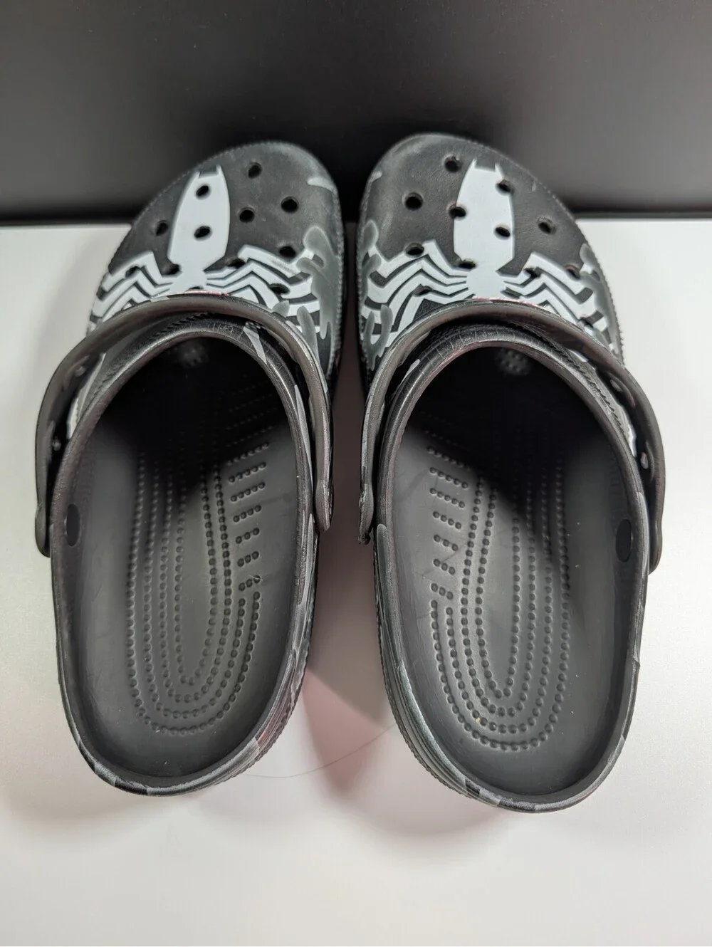Crocs Unisex M8 W10 Black Gray Marvel Venom Camo Classic Clogs Slip On Shoes